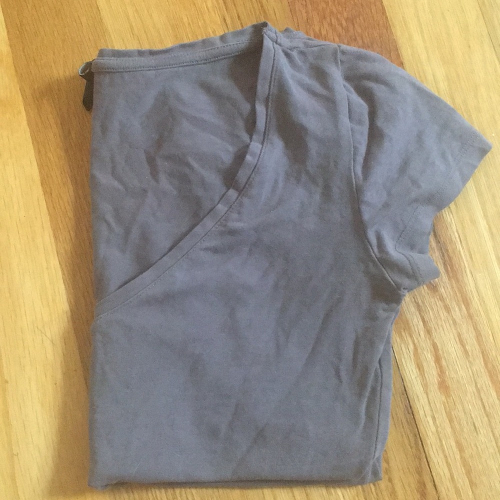 Basic H&M Tee!! 💜 - Picture 4 of 4